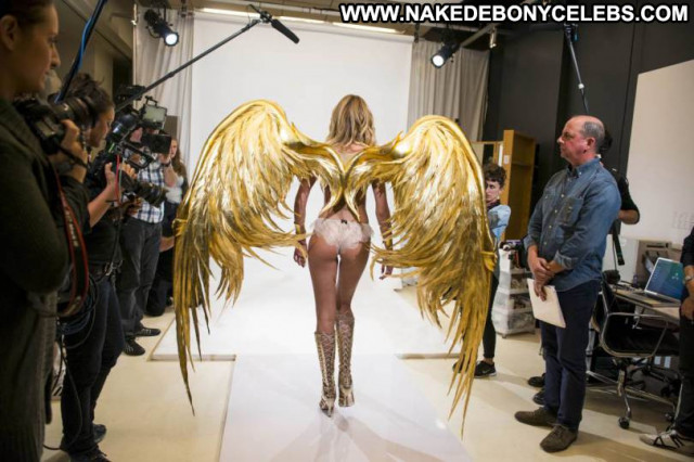 Candice Swanepoel Fashion Show Beautiful Babe Posing Hot Celebrity